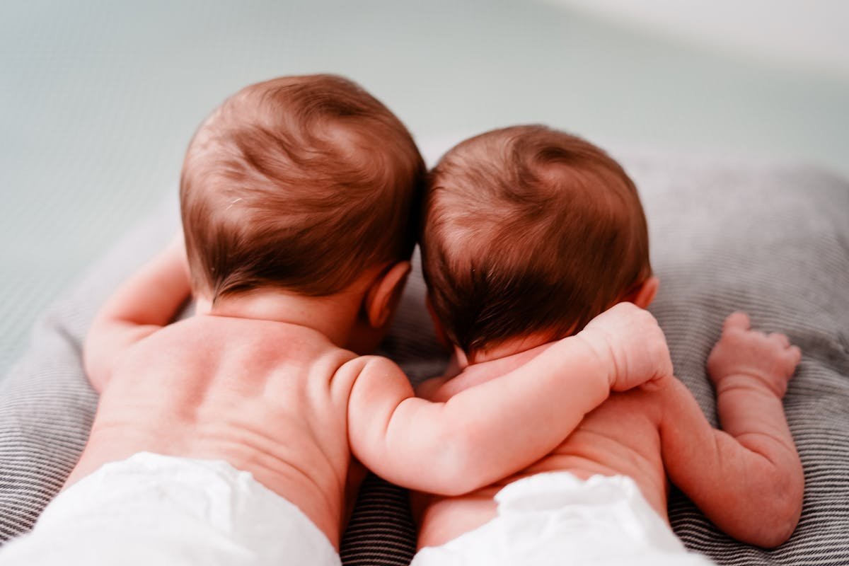 8 tips for caring for newborn twins!